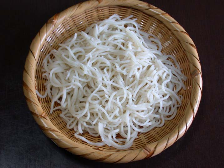 sarasinasoba090602.JPG 716��537 57K