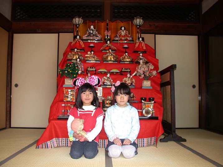 hinakazari110302-1.JPG 716×537 58K